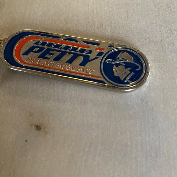 Richard Petty Driving Experience BE PETTY Souvenir Keychain Silver Tone nascar - Picture 2 of 6